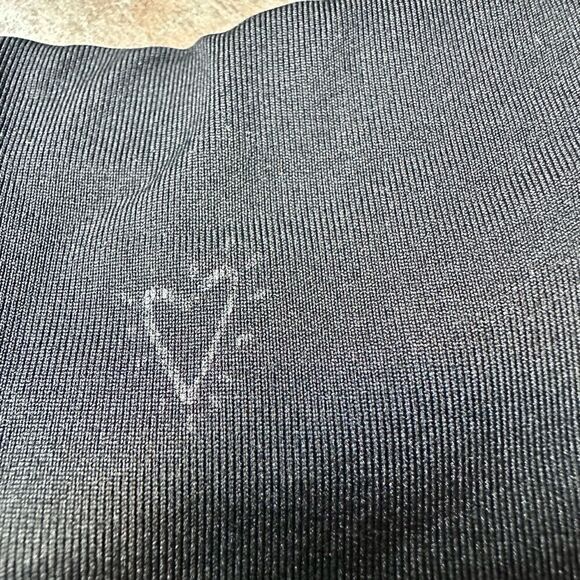 Betsey Johnson red rose, athletic Capri tights. - Picture 4 of 6